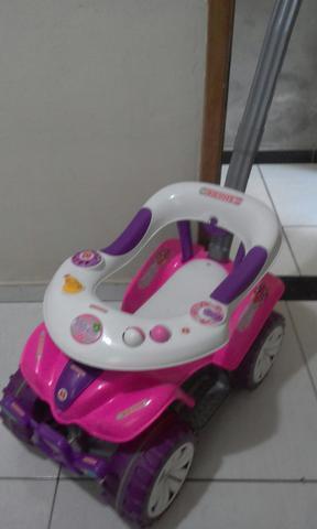 Lindo carrinho de passeio de menina