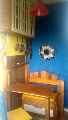 Cozinha Mexicana rústica com armário, mesa, cadeira e banco baú. Aceito Tv 32