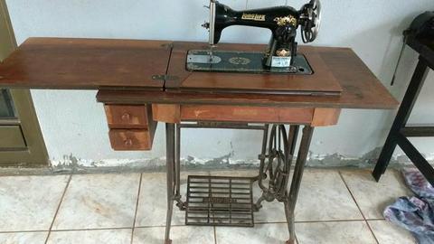 Vende-se máquina de costura antiga