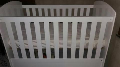 Vende-se berço com colchão, mini cama, em perfeito estado