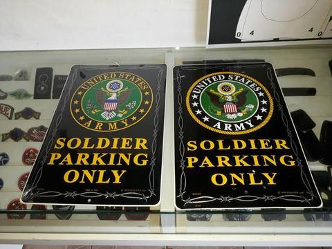 Placa de estacionar militar