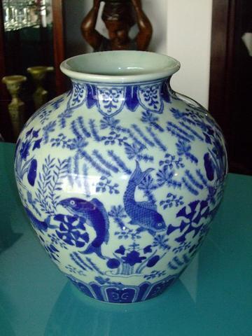 Belíssimo e antigo vaso em cerâmica chinesa borrão azul. Excelente estado de conservação!