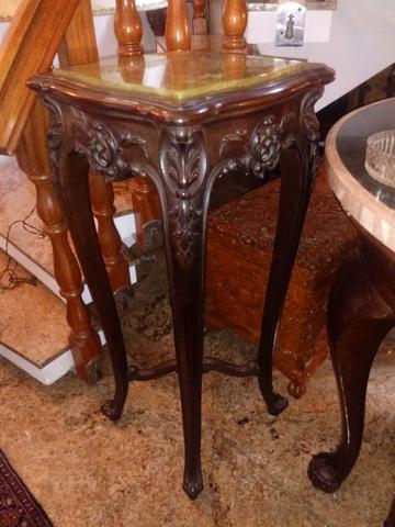 Belíssima e antiga coluna alta / cantoneira / mesa lateral em madeira de lei maciça embuia