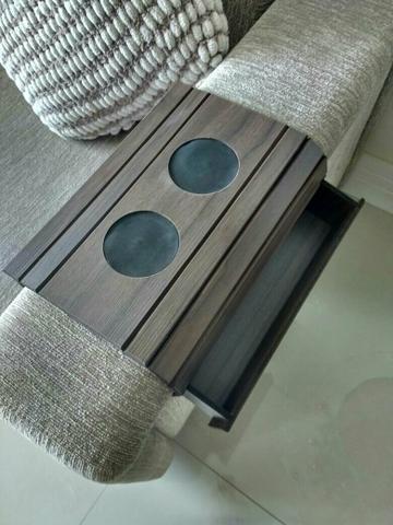 Esteira de madeira para braço de sofá com porta copos e controle remoto