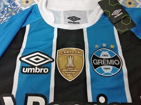 Duas camisas do Grêmio com as patch da campeão libertadores 2017