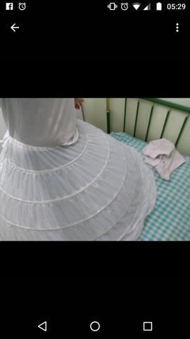 Vestido de noiva e armação