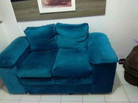 Um sofá azul sem rasgo retirada por conta do comprador