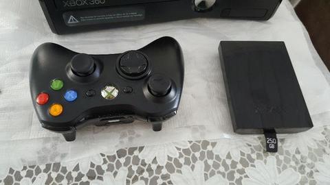 Slin Parcelo Xbox 360 250 Gb travado + 5 jogos + 1 controle bem conservado