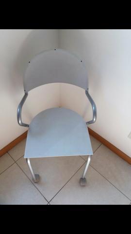 Cadeira de aluminio com rodinhas