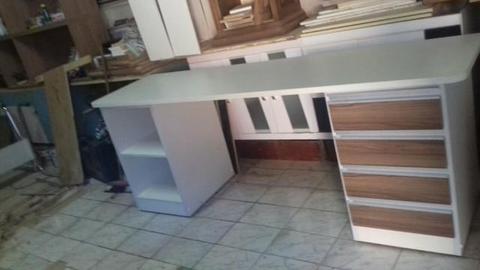Mesa pra escritorio de madeira recem fabricada nova