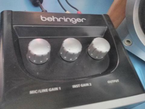 Interface de áudio Behringer UM2