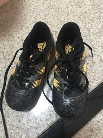 Chuteira Adidas nr 27 pouquíssimo uso