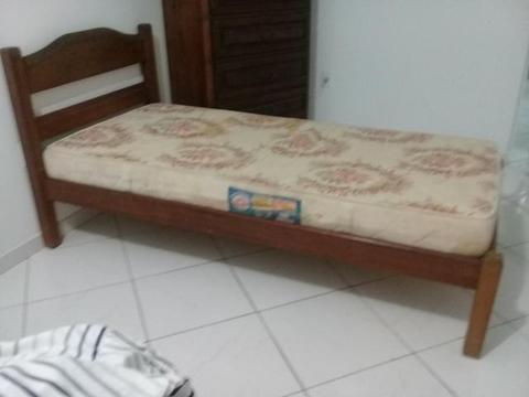 Linda cama de solteiro de madeira maciça com colchao