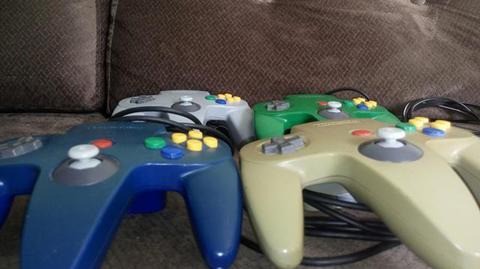 Nintendo 64 com 4 controles e 4 jogos
