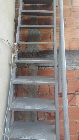 Vendo escada de ferro