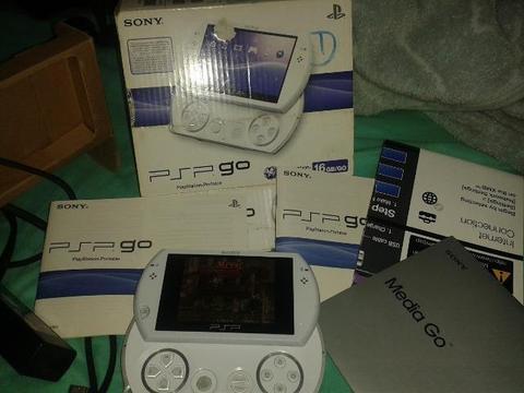 Psp Go Branco com caixa (todos jogo de emuladores de consoles antigos) e jogos de PSP