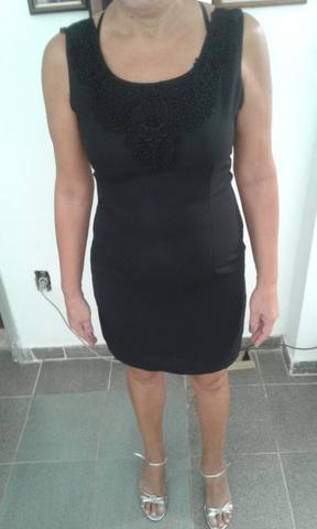 Vestido tubo preto bordado no busto