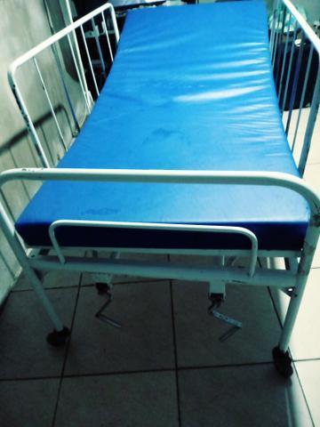 Cama hospitalar, cadeira rodas e cadeira de banho