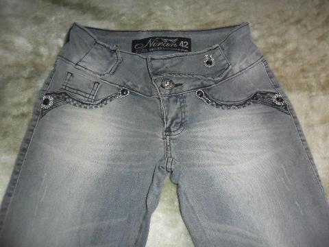 Calça jeans cinza claro com detalhes em renda e pedrinhas brilhosas