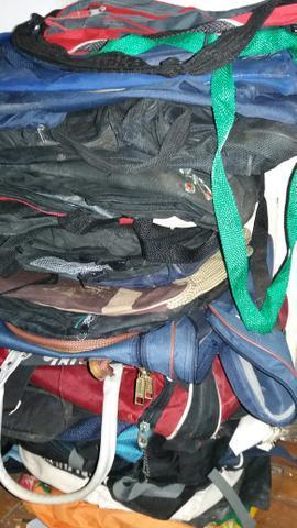 Lote de mochilas e malas usadas no estado