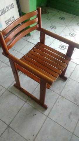 Cadeira em madeira, muito nova