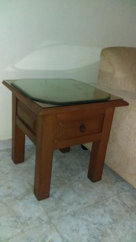 Mesa de canto com uma gaveta em madeira maciça