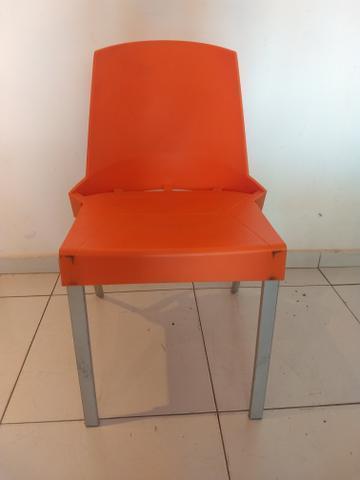 Cadeira fixa em polipropileno ma cor laranja