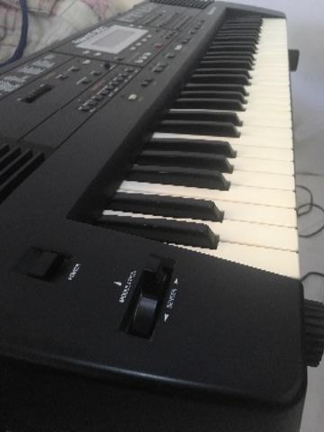 Teclado Roland E300