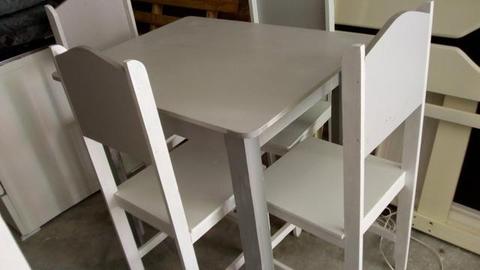 Vendo 10 mesas brancas. em madeira novas oferta 150 reais cada