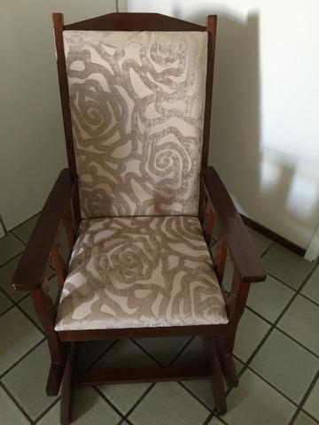 Cadeira de balanço alcochoada tecido jaguard
