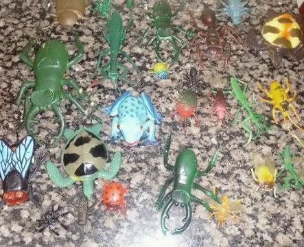 Répteis e insetos de brinquedo material emborrachado mais de 15 pecas