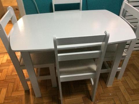 Mesa de jantar 4 cadeiras na cor branca , ótimo estado