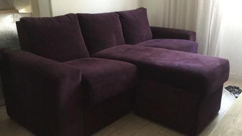 Sofa uva, duas cadeiras com pés giratórios, um puf usados