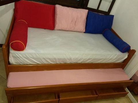 Sofá cama com 2 camas, 2 colchões Ortobom, 3 gavetas grandes e almofadas