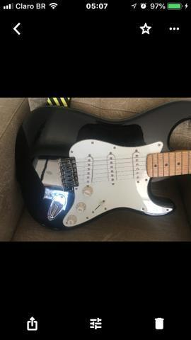 Guitarra Fender sem uso