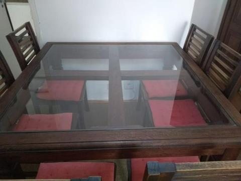Mesa com cadeiras em Madeira maciça e vidro medindo 1,40x1,40m