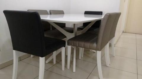 Mesa em laka branca by Sylvia Designer usada c/ 6 cadeiras