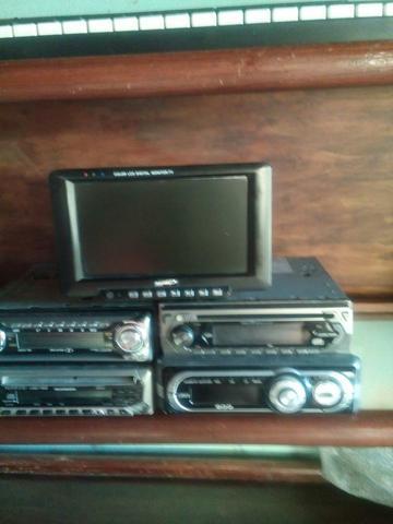 4 radios e uma tela de dvd