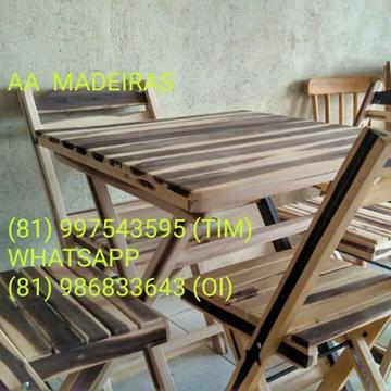 Mesas e cadeira de madeira