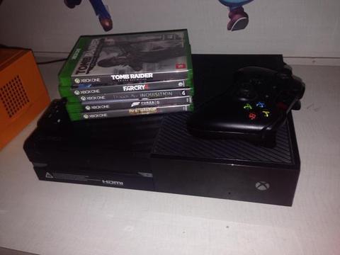 Xbox One com controle e acessórios