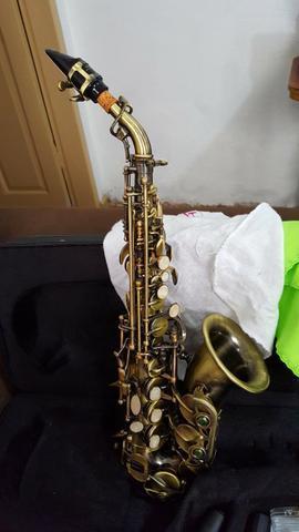 Saxofone soprano curvo envelhecido