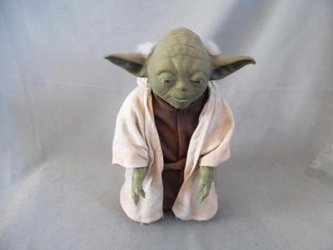 Boneco Star Wars Yoda Hasbro 30 CM , Interativo Conta Historias Movimentos