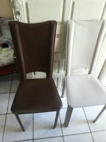 Cadeiras de couro semi.novas