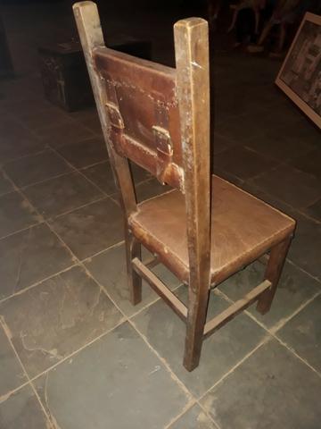 Cadeiras antigas em madeira de lei com acabamento em couro