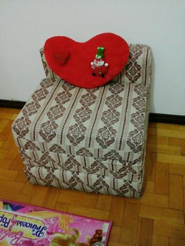 Puff sofa cama abre ele vira cama solteiro com almofada coração 100,00