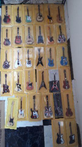 Miniaturas de guitarras salvat
