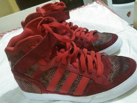 Basqueteira Adidas original Tam 39