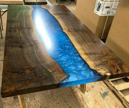 Mesa de madeira e resina epoxy