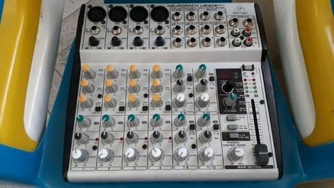 Vendo Mesa de Som Behringer 1202