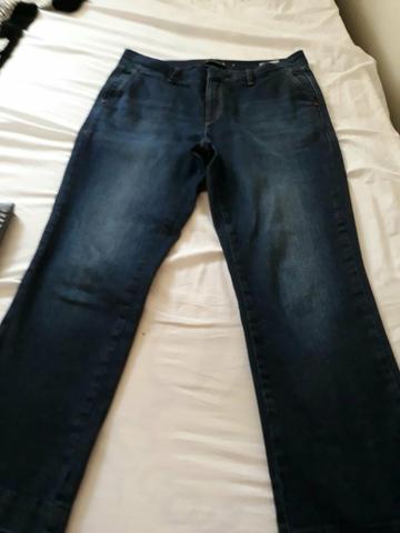 Calça jeans escuro com bolsos nas laterais